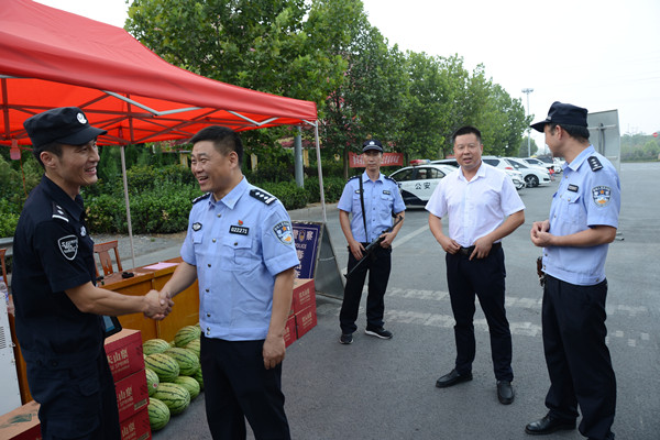 政委李志波慰问一线执勤民警