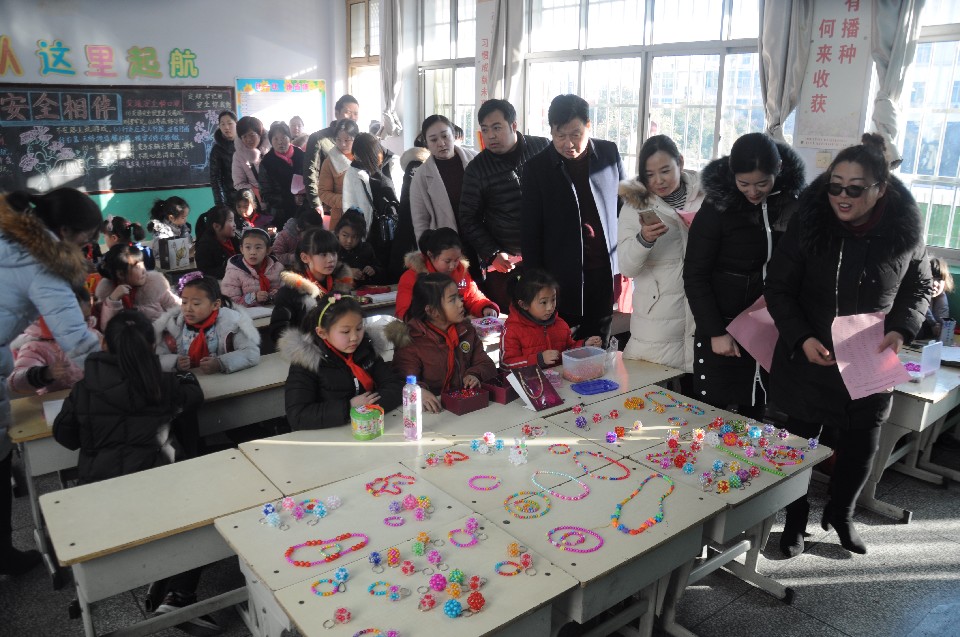 实验小学一年级学生家长参观社团活动