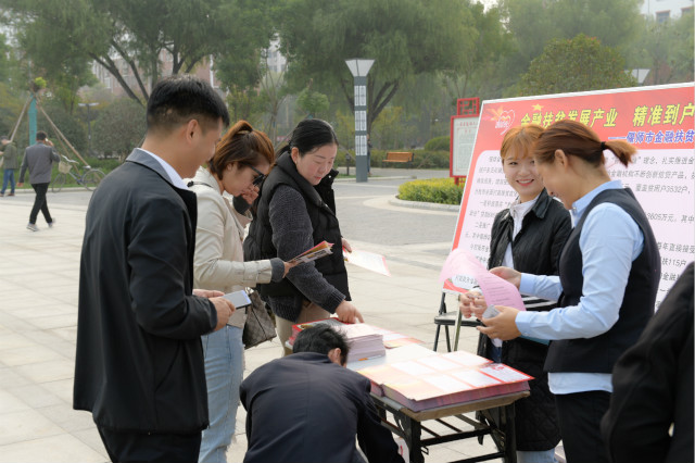 偃师市人口计生委_...(右二)到偃师市视察工作-庆祝十八大 网聚 辉煌路 洛阳网(2)