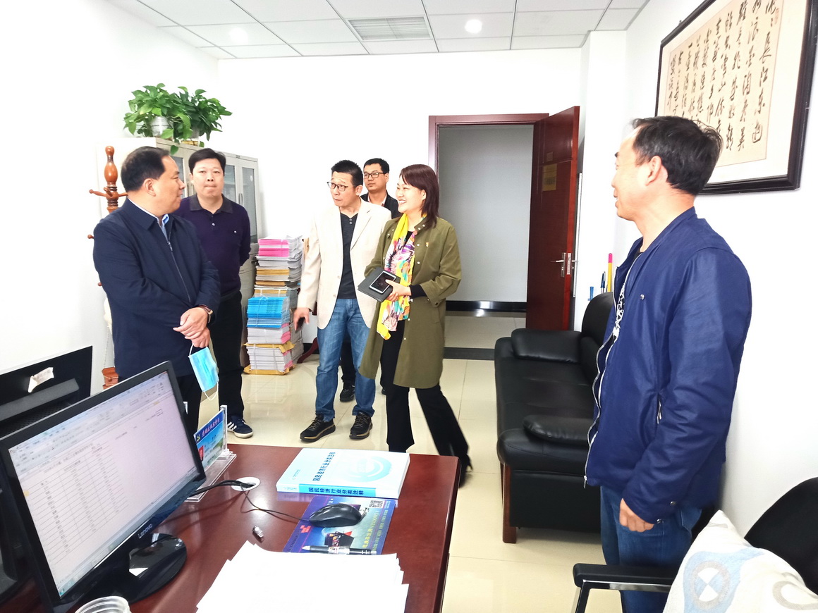 4月27日,偃师市政府常务我副市长赵玉勋到偃师市统计局看望工作人员2.